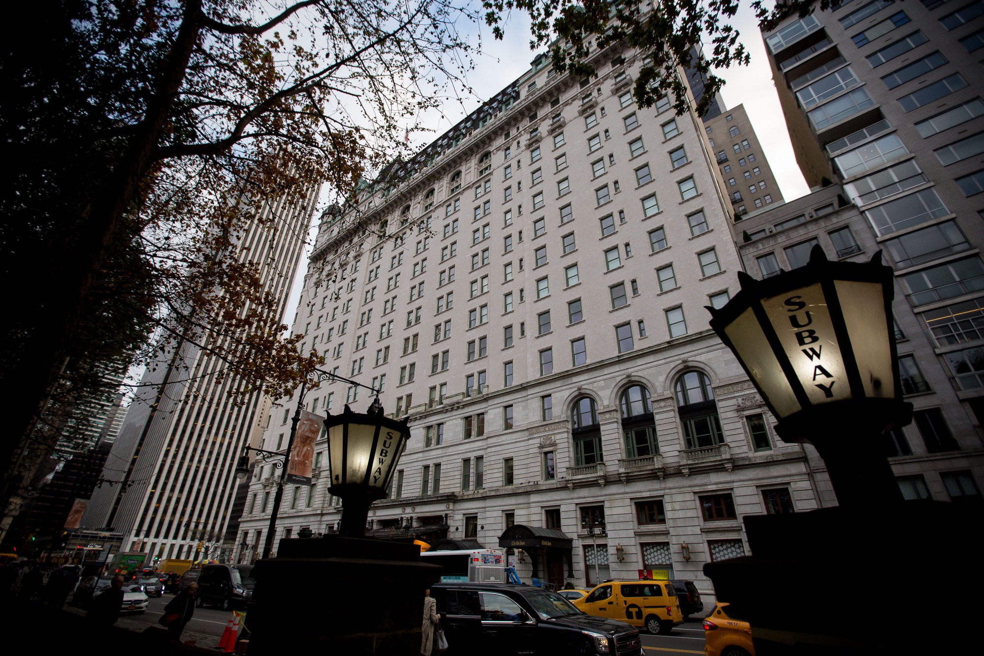 State owned company. Plaza Hotel New York. Отель Плаза Нью-Йорк внутри. Отель Плаза Нью-Йорк флаги. Отель Плаза 1995.
