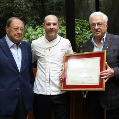 L’Académie Libanaise de la Gastronomie awards Mickael Gantner, executive chef of Central Beirut